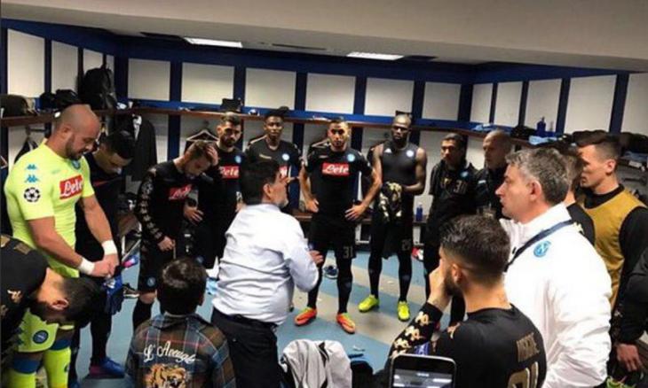 Диего Марадона общается и даёт установки игрокам Наполи в перерыве матча с Реалом