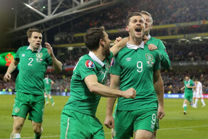 Ирландия забивает мяч в ворота сборной Германии