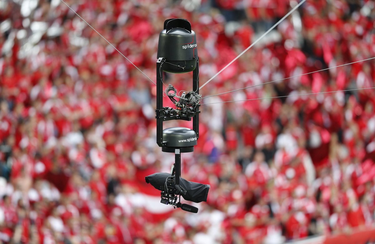 Апгрейд камера спайдер. Камера на стадионе. Камера паук на стадионе. Паук для видеокамеры. Видеокамера в Англии.