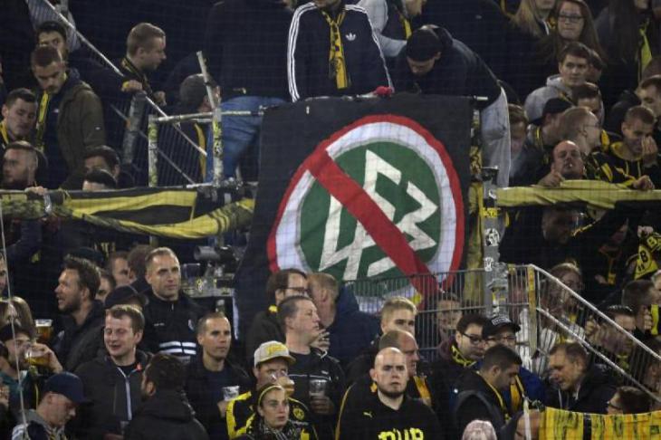 Протесты фанатов в Германии против стыковых матчей в Регионаллиге
