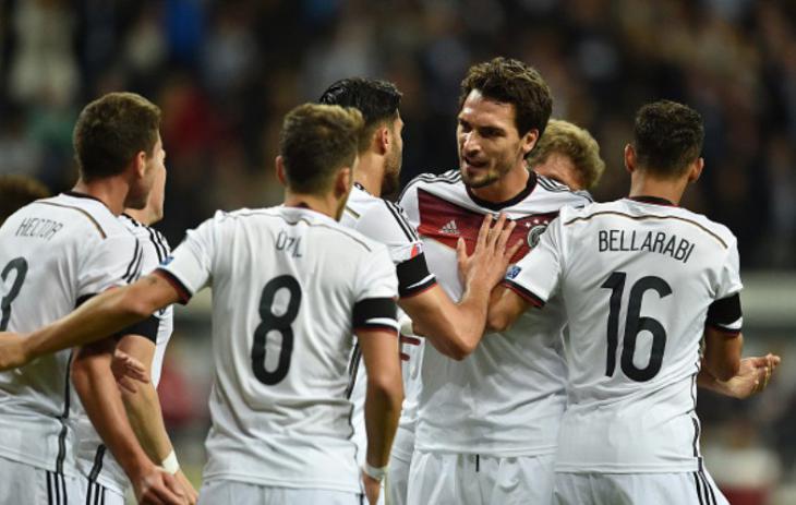 Сборная Германии празднует первый гол в ворота поляков