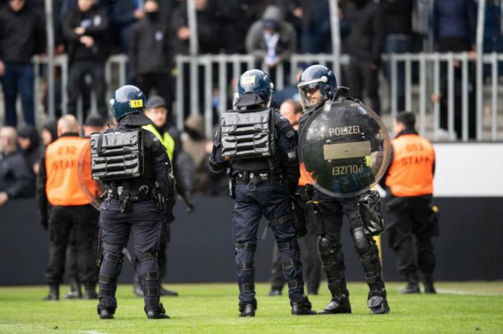 Полиция на стадионе Грассхоппера после вылета кузнечиков в Челлендж-Лигу