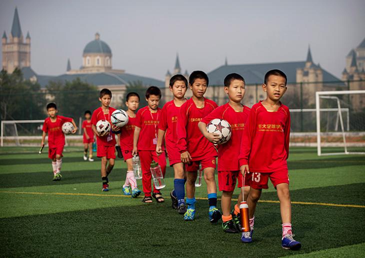 Юные воспитанники ФК «Гуанчжоу» пока похожи лишь на маленьких будущих шаолиньских монахов, но скоро всё должно измениться