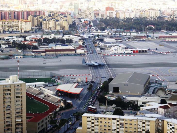Шоссе и аэропорт в Гибралтаре