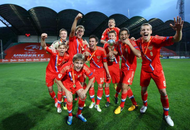 Юношеская сборная России празднует победу на ЕВРО 2013 в Словакии