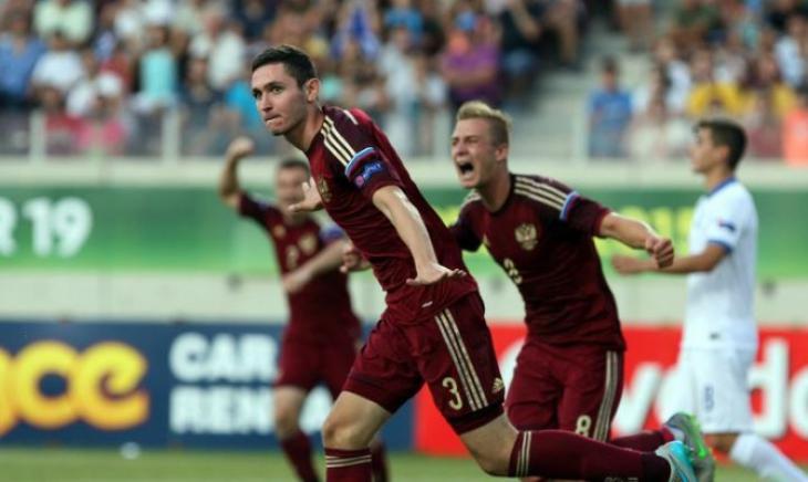 Гол в ворота сборной Греции празднует защитник юношеской сборной России Никита Чернов