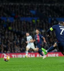 Килиан Мбаппе забивает гол Реал Сосьедаду